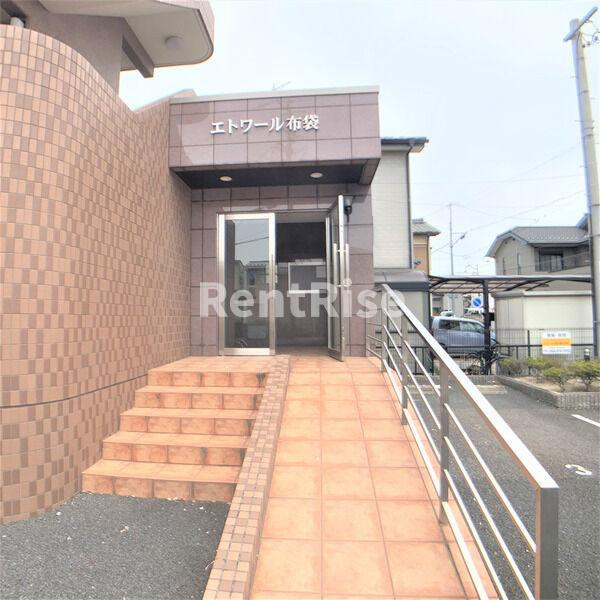 エトワール布袋の玄関