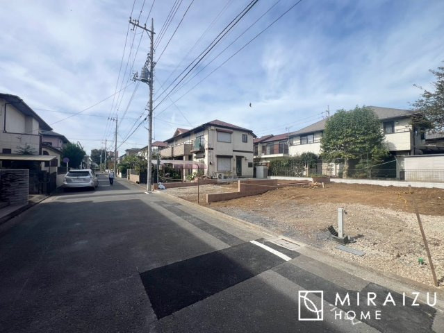 【前面道路含む現地写真】 | プライバシー性と開放感を高める住環境。陽当たりの良い開かれたロケーションを活かし、心地よい暮らしをプランニング