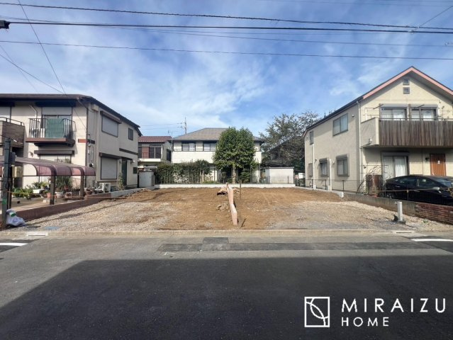 【外観】 | 青く澄み渡った綺麗な空と、陽の光をたっぷりと受ける、そんな新築住宅で新生活をスタートしてみませんか？見学・ご相談等、ミライズホーム(株)までお気軽にご連絡下さい。