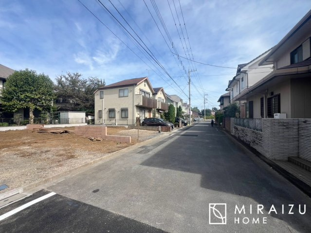 【外観】 | 青く澄み渡った綺麗な空と、陽の光をたっぷりと受ける、そんな新築住宅で新生活をスタートしてみませんか？見学・ご相談等、ミライズホーム(株)までお気軽にご連絡下さい♪