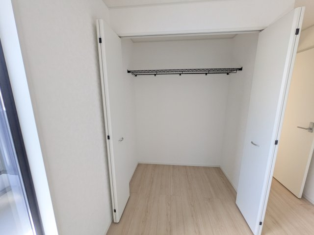 日立市小木津町　第6　新築戸建て　1号棟の収納|大容量のクローゼットを完備。衣類から季節家電までスッキリ片付き、空間を有効活用できます。