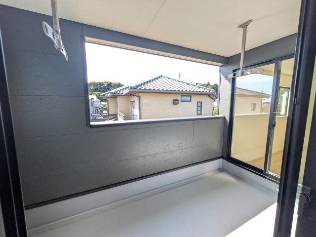 日立市小木津町　第6　新築戸建て　1号棟のバルコニー|人気のインナーバルコニー。室内と一体感があり、雨の日のお子様の遊び場や、ペットの安全な外気浴スペースにも最適です♪