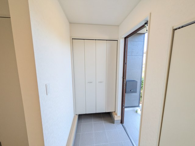 日立市小木津町　第6　新築戸建て　1号棟の玄関|家族全員の靴がスッキリ片付く大容量シューズボックス完備。お客様を気持ちよく迎えられる、明るく清潔感あふれる玄関です。