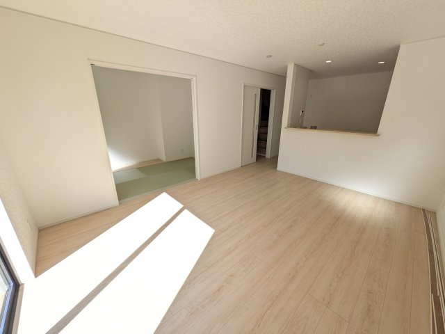 日立市小木津町　第6　新築戸建て　1号棟の居間・リビング|家族の会話が自然と弾む、広々としたゆとりのLDK。南西向きの窓からたっぷりの光が射し込む明るく快適な空間です。