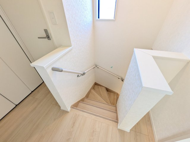 日立市小木津町　第6　新築戸建て　1号棟の内装|窓付きで明るい階段は、手すり付きでお子様からご年配の方まで安心して上り下りができます♪