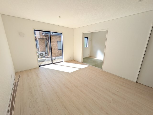 日立市小木津町　第6　新築戸建て　1号棟の居間・リビング|居心地の良いデザインと機能性を両立。ご友人を招いたり、趣味を楽しんだり、様々なシーンで活躍する団らんの中心地です。