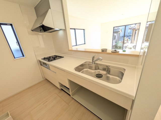 日立市小木津町　第6　新築戸建て　1号棟のキッチン|対面式カウンターでリビングとの一体感を演出。使いやすい動線と豊富な収納で、毎日の料理時間も快適に過ごせます。