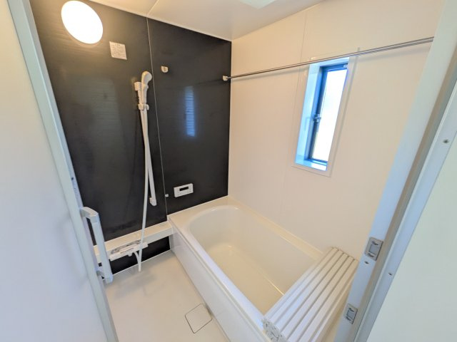 日立市小木津町　第6　新築戸建て　1号棟の浴室|1坪タイプのゆったりとしたバスルームは浴室暖房換気乾燥機付きで、どんな季節でも快適なバスタイムを満喫出来ます♪ 窓付きで明るく開放的なところも良いですね！