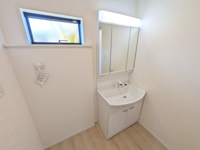 日立市小木津町　第6　新築戸建て　1号棟の独立洗面台|三面鏡の洗面化粧台はミラー扉の内側がすべて収納スペースになっており、収納力も魅力的です♪
ボックスティッシュも収納可能で、可変トレイは収納物に応じて高さ調整ができます！
取り外して洗えるので清潔です♪