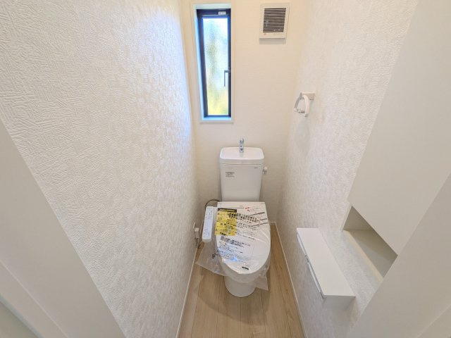 日立市小木津町　第6　新築戸建て　1号棟のトイレ|少ない水でもパワフルに洗浄する節水設計。清潔さと機能性を両立させた、毎日気持ち良く使えるトイレ空間です。