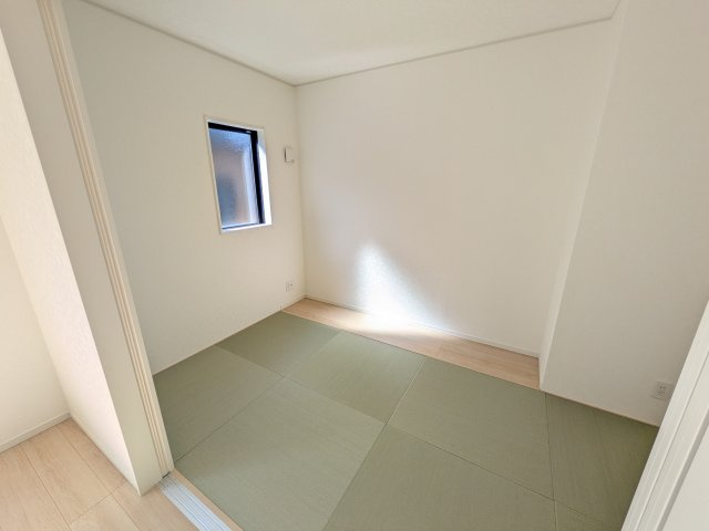 日立市小木津町　第6　新築戸建て　1号棟の和室|琉球畳の和室は陽当たりも良く、落ち着ける空間です♪
リビングとの続き間になっているので、お子様の遊ぶスペースやお昼寝などにも使えます！
押し入れもあり収納にも困りません♪