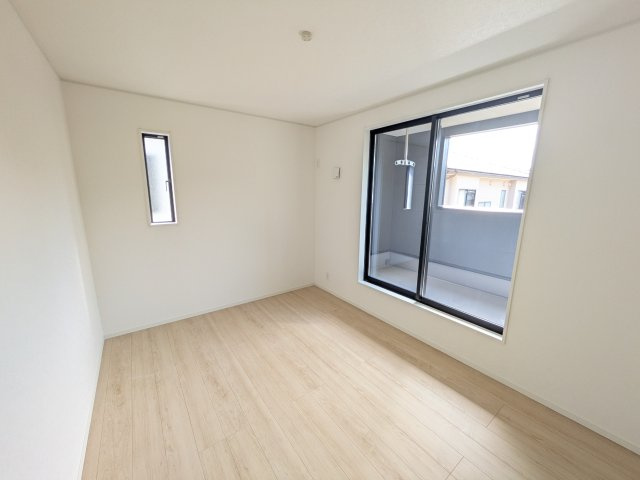 日立市小木津町　第6　新築戸建て　1号棟の洋室|バルコニーに面した明るい２面採光で、毎朝爽やかな光を感じられます。