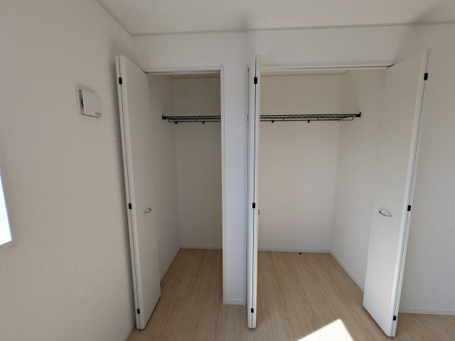 日立市小木津町　第6　新築戸建て　2号棟の収納|大容量のクローゼットを完備。衣類から季節家電までスッキリ片付き、空間を有効活用できます。