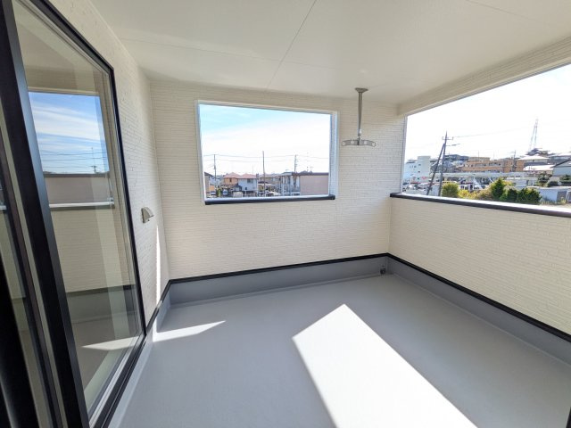 日立市小木津町　第6　新築戸建て　2号棟のバルコニー|人気のインナーバルコニー。室内と一体感があり、雨の日のお子様の遊び場や、ペットの安全な外気浴スペースにも最適です♪