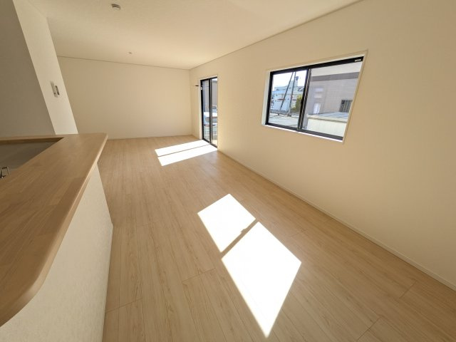 日立市小木津町　第6　新築戸建て　2号棟の居間・リビング|家族の会話が自然と弾む、広々としたゆとりのLDK。南西向きの窓からたっぷりの光が射し込む明るく快適な空間です。