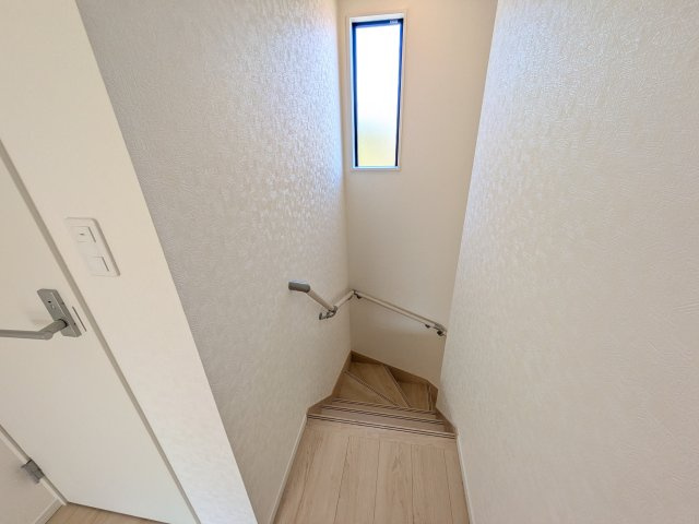 日立市小木津町　第6　新築戸建て　2号棟の内装|窓付きで明るい階段は、手すり付きでお子様からご年配の方まで安心して上り下りができます♪