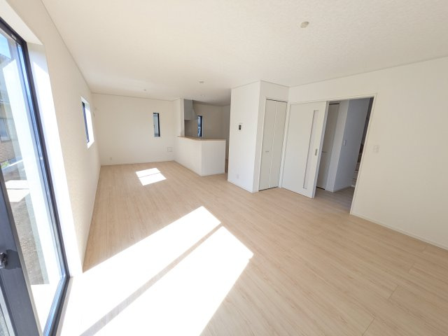 日立市小木津町　第6　新築戸建て　2号棟の居間・リビング|居心地の良いデザインと機能性を両立。ご友人を招いたり、趣味を楽しんだり、様々なシーンで活躍する団らんの中心地です。
