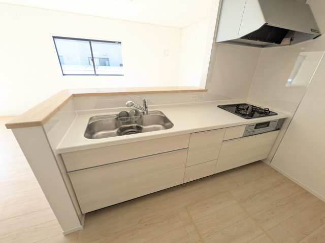 日立市小木津町　第6　新築戸建て　2号棟のキッチン|対面式カウンターでリビングとの一体感を演出。使いやすい動線と豊富な収納で、毎日の料理時間も快適に過ごせます。