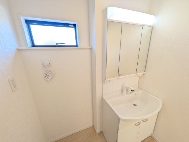 日立市小木津町　第6　新築戸建て　2号棟の独立洗面台|三面鏡の洗面化粧台はミラー扉の内側がすべて収納スペースになっており、収納力も魅力的です♪
ボックスティッシュも収納可能で、可変トレイは収納物に応じて高さ調整ができます！
取り外して洗えるので清潔です♪