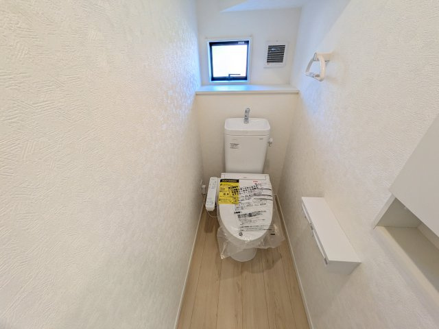 日立市小木津町　第6　新築戸建て　2号棟のトイレ|少ない水でもパワフルに洗浄する節水設計。清潔さと機能性を両立させた、毎日気持ち良く使えるトイレ空間です。
