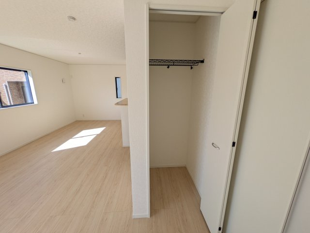 日立市小木津町　第6　新築戸建て　2号棟の和室|琉球畳の和室は陽当たりも良く、落ち着ける空間です♪
リビングとの続き間になっているので、お子様の遊ぶスペースやお昼寝などにも使えます！
押し入れもあり収納にも困りません♪