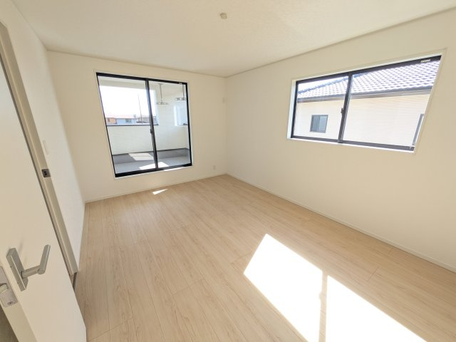 日立市小木津町　第6　新築戸建て　2号棟の洋室|バルコニーに面した明るい２面採光で、毎朝爽やかな光を感じられます。