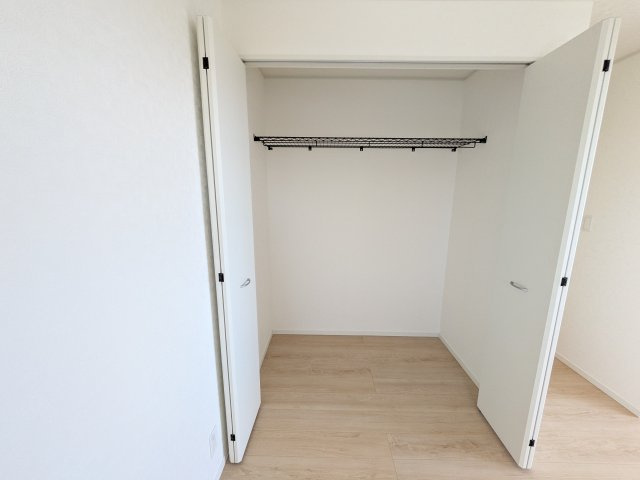 日立市石名坂町　第5　新築戸建ての収納|大容量のクローゼットを完備。衣類から季節家電までスッキリ片付き、空間を有効活用できます。