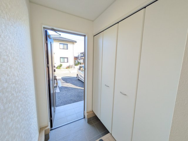 日立市石名坂町　第5　新築戸建ての玄関|家族全員の靴がスッキリ片付く大容量シューズボックス完備。お客様を気持ちよく迎えられる、明るく清潔感あふれる玄関です。