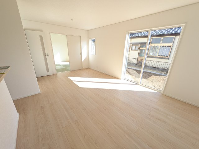 日立市石名坂町　第5　新築戸建ての居間・リビング|居心地の良いデザインと機能性を両立。ご友人を招いたり、趣味を楽しんだり、様々なシーンで活躍する団らんの中心地です。