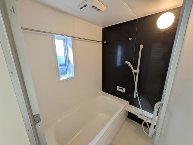 日立市石名坂町　第5　新築戸建ての浴室|1坪タイプのゆったりとしたバスルームは浴室暖房換気乾燥機付きで、どんな季節でも快適なバスタイムを満喫出来ます♪ 窓付きで明るく開放的なところも良いですね！