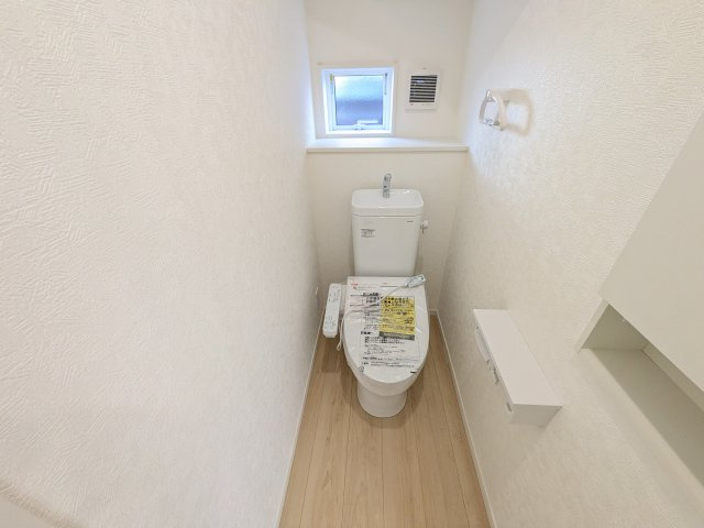 日立市石名坂町　第5　新築戸建てのトイレ|少ない水でもパワフルに洗浄する節水設計。清潔さと機能性を両立させた、毎日気持ち良く使えるトイレ空間です。