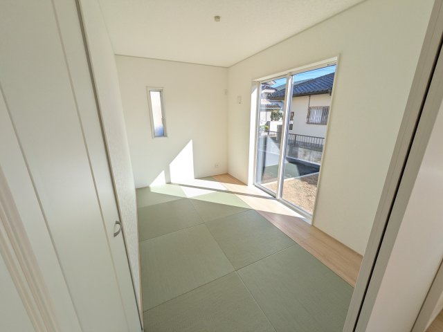 日立市石名坂町　第5　新築戸建ての和室|琉球畳の和室は陽当たりも良く、落ち着ける空間です♪
リビングとの続き間になっているので、お子様の遊ぶスペースやお昼寝などにも使えます！
押し入れもあり収納にも困りません♪