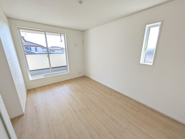 日立市石名坂町　第5　新築戸建ての洋室|バルコニーに面した明るい２面採光で、毎朝爽やかな光を感じられます。