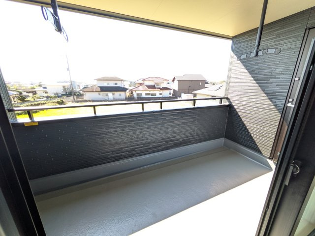 那珂市菅谷　19期　新築戸建て　1号棟のバルコニー|広々としたワイドバルコニーは、日当たり良好で毎日の洗濯物干しに最適です。