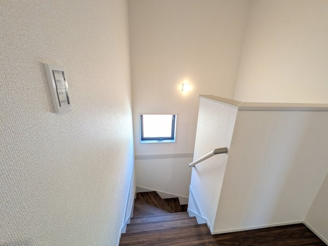 那珂市菅谷　19期　新築戸建て　1号棟の内装|窓付きで明るい階段は、手すり付きでお子様からご年配の方まで安心して上り下りができます♪
