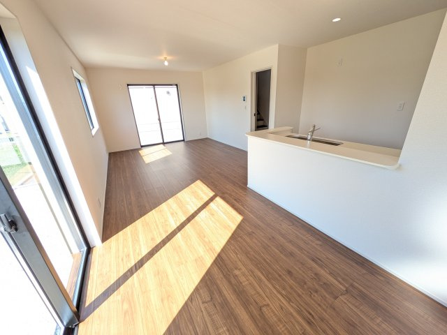 那珂市菅谷　19期　新築戸建て　1号棟の居間・リビング|南向きで陽当たり良好の広々としたリビングです♪
