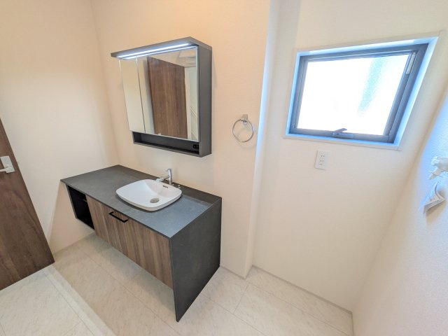 那珂市菅谷　19期　新築戸建て　1号棟の独立洗面台|三面鏡の洗面化粧台はミラー扉の内側がすべて収納スペースになっており、収納力も魅力的です♪
ボックスティッシュも収納可能で、可変トレイは収納物に応じて高さ調整ができます！
取り外して洗えるので清潔です♪