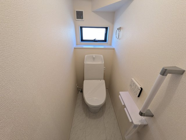 那珂市菅谷　19期　新築戸建て　1号棟のトイレ|窓付きで明るく白を基調とした清潔感のあるトイレは温水洗浄便座付きです♪
