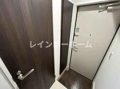 八千代市八千代台西２丁目のアパートの玄関