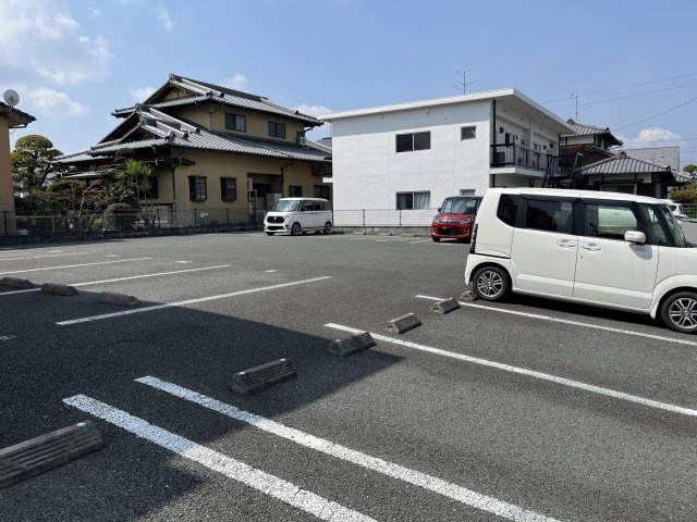 グランダムール麦島の駐車場