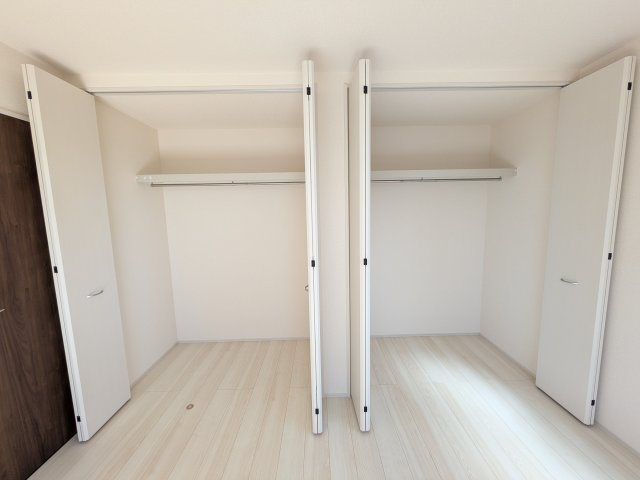那珂市菅谷　19期　新築戸建て　2号棟の収納|衣類や季節ものバッグ、帽子などの小物もまとめて収納できる広々としたウォークインクローゼット♪