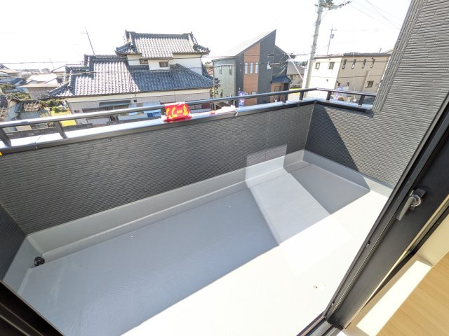 那珂市菅谷　19期　新築戸建て　2号棟のバルコニー|広々としたワイドバルコニーは、日当たり良好で毎日の洗濯物干しに最適です。