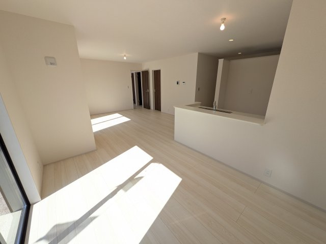 那珂市菅谷　19期　新築戸建て　2号棟の居間・リビング|南向きで明るく陽当たりの良いリビングです♪