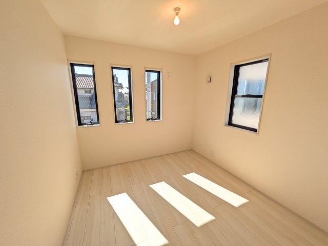 那珂市菅谷　19期　新築戸建て　2号棟の洋室|たっぷり収納と明るい窓で、片付けも気持ち良くできる洋室。
お子様の「自分の部屋が欲しい」という夢を叶えます。