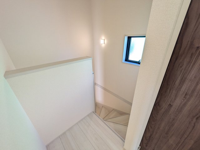 那珂市菅谷　19期　新築戸建て　2号棟の内装|窓付きで明るい階段は、手すり付きでお子様からご年配の方まで安心して上り下りができます♪