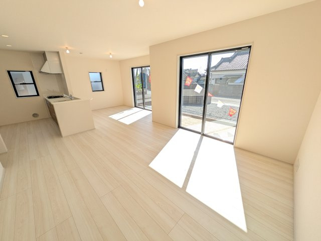 那珂市菅谷　19期　新築戸建て　2号棟の居間・リビング|南向きで陽当たり良好の広々としたリビングです♪
