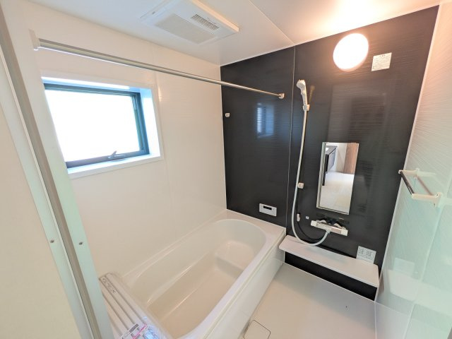 那珂市菅谷　19期　新築戸建て　2号棟の浴室|1坪タイプのゆったりとしたバスルームは浴室暖房換気乾燥機付きで、どんな季節でも快適なバスタイムを満喫出来ます♪
窓付きで明るく開放的なところも良いですね！