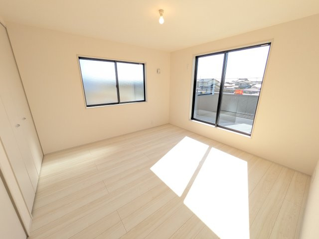 那珂市菅谷　19期　新築戸建て　2号棟の洋室|たっぷりの陽光と心地よい風が入る２面採光。
毎朝、爽やかな目覚めをサポートする、快適なベッドルームです。