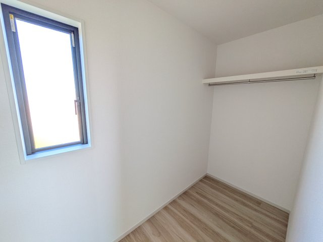 ひたちなか市東石川　8期　新築戸建ての収納|大容量のウォークインクローゼット。衣類はもちろん、スーツケースや季節の家電もまとめて収納でき、居室空間をすっきりと保ちます。