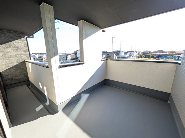 ひたちなか市東石川　8期　新築戸建てのバルコニー|洗濯物も布団もまとめて干せるワイド設計。
広々としたワイドバルコニーで、家事の効率が上がり、日々の暮らしが快適になります。